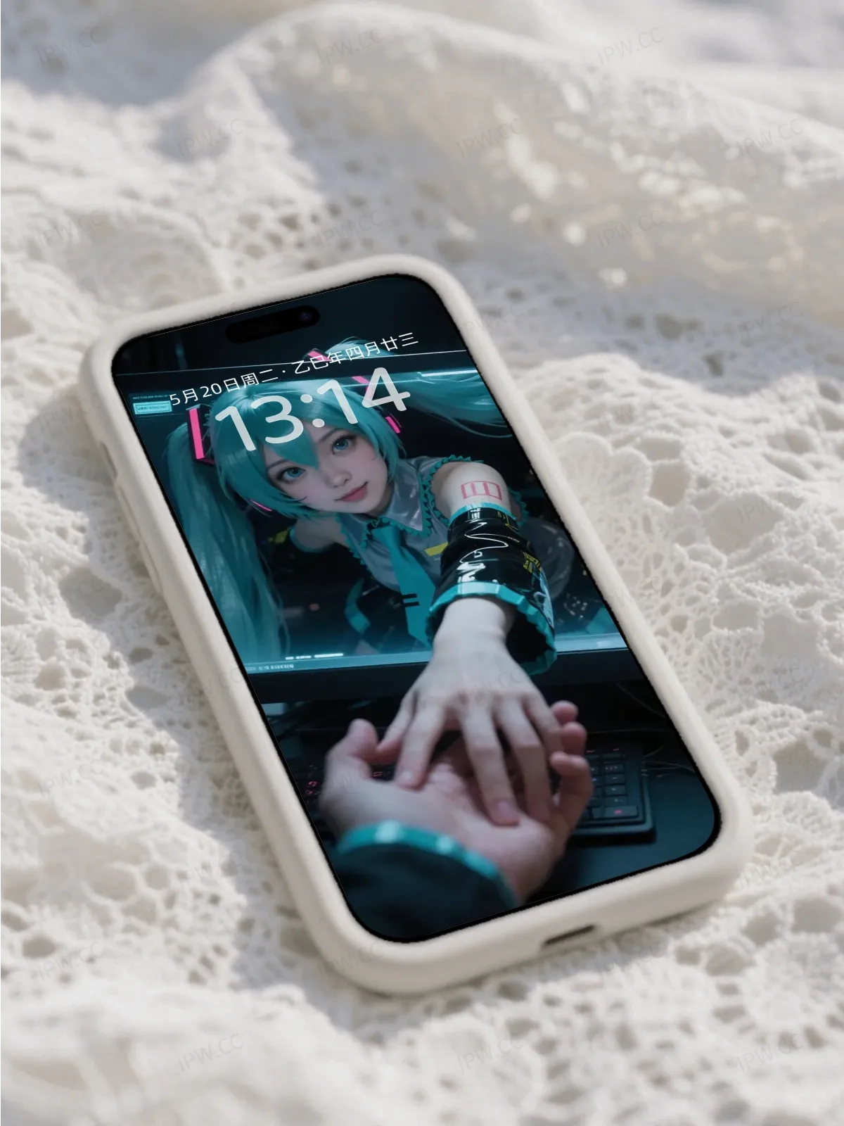 牵手屏幕中女孩手机高清静态壁纸#20250730141730 a3c8f9ad3b5769d