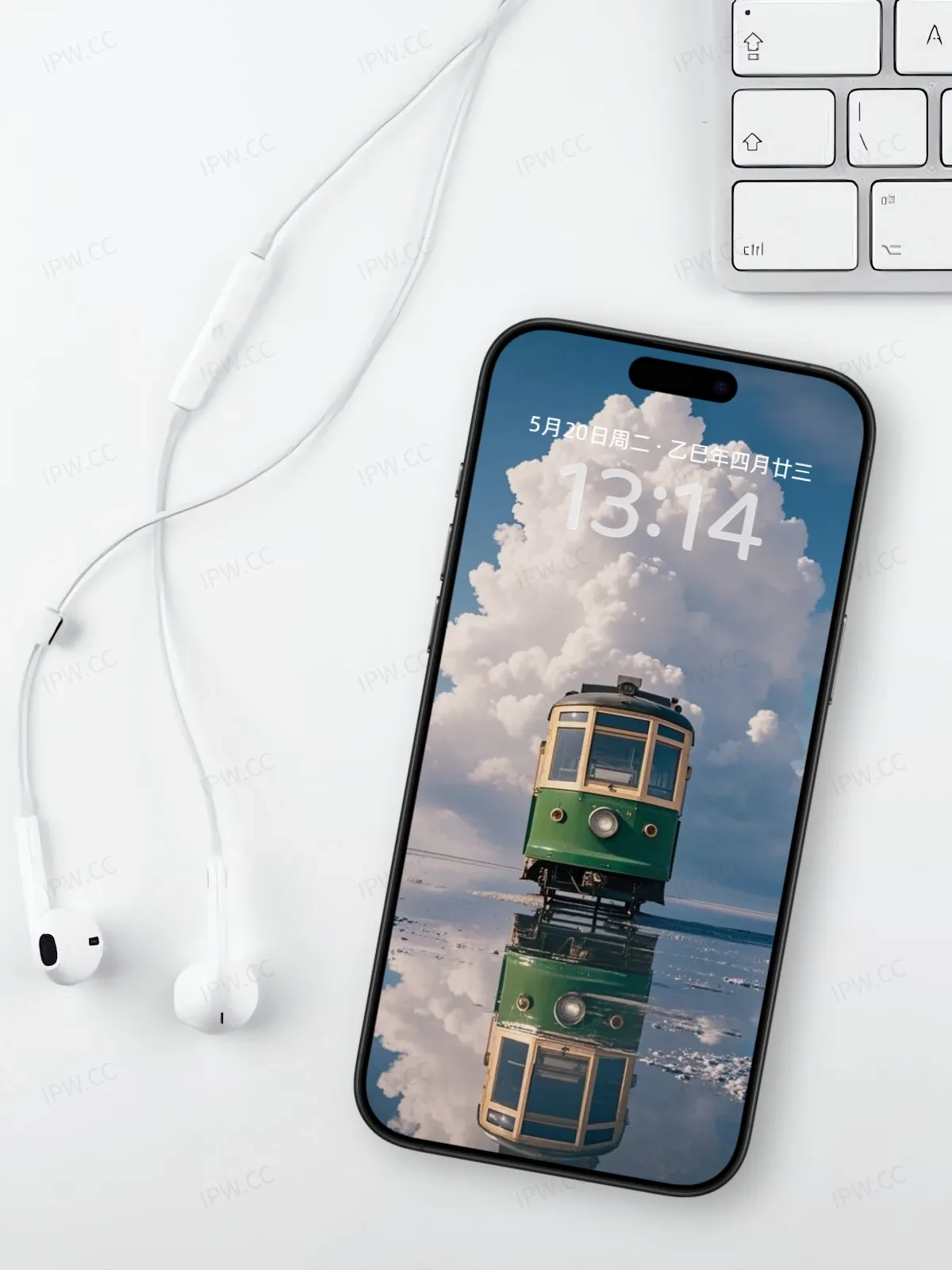 火车头静谧蓝天白云手机高清静态壁纸#20250728170507 f400c787d42f4b3